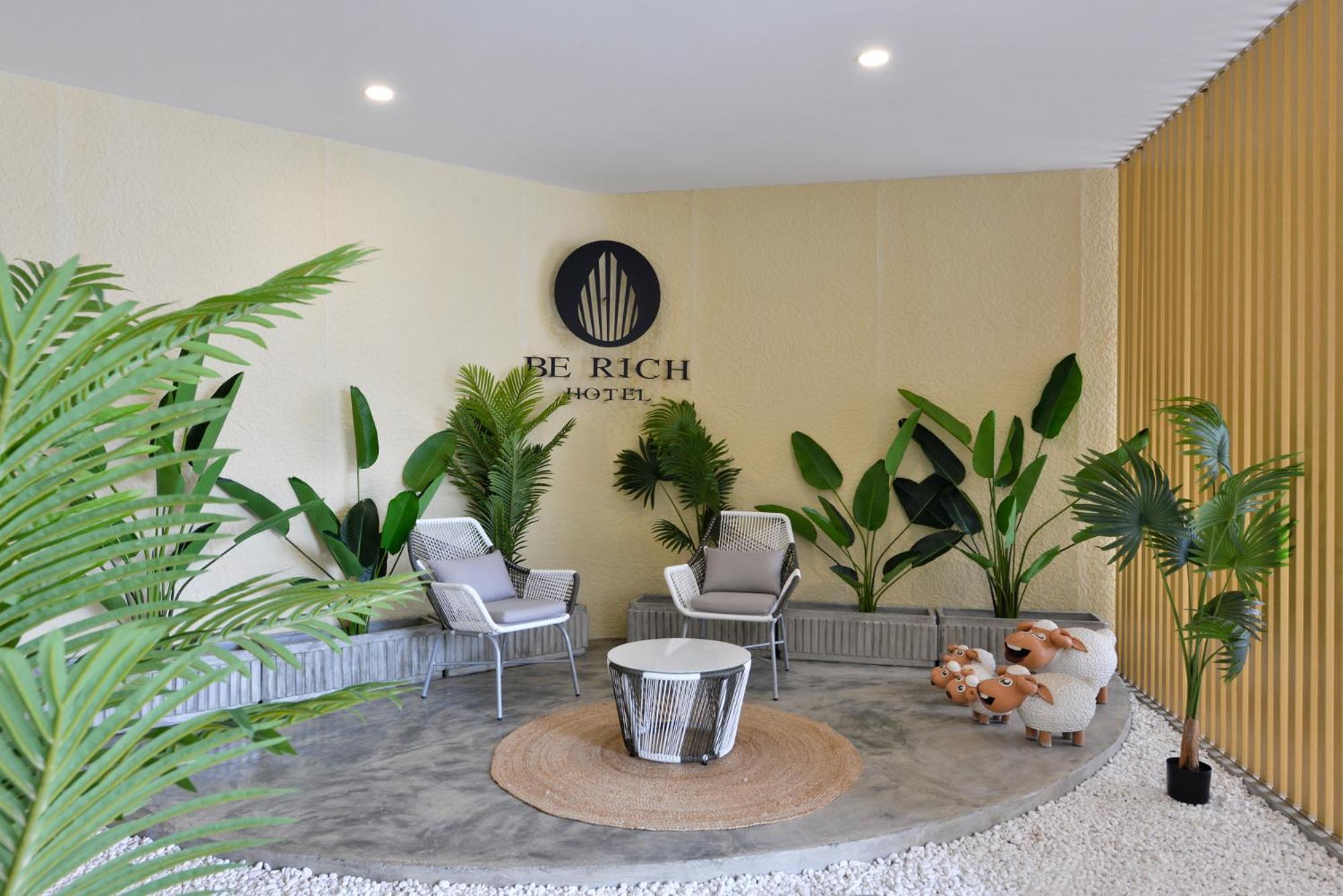 Berich Hotel Tak Exterior photo