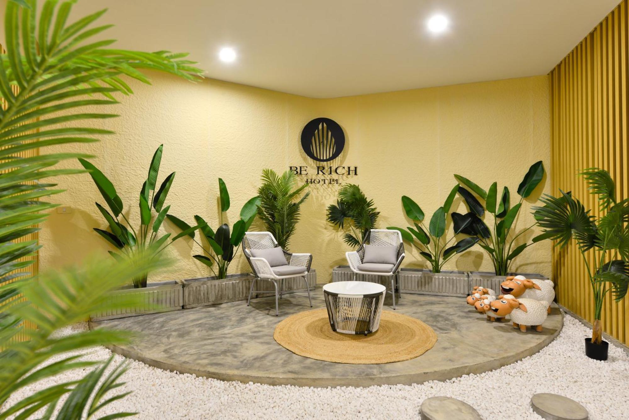 Berich Hotel Tak Exterior photo
