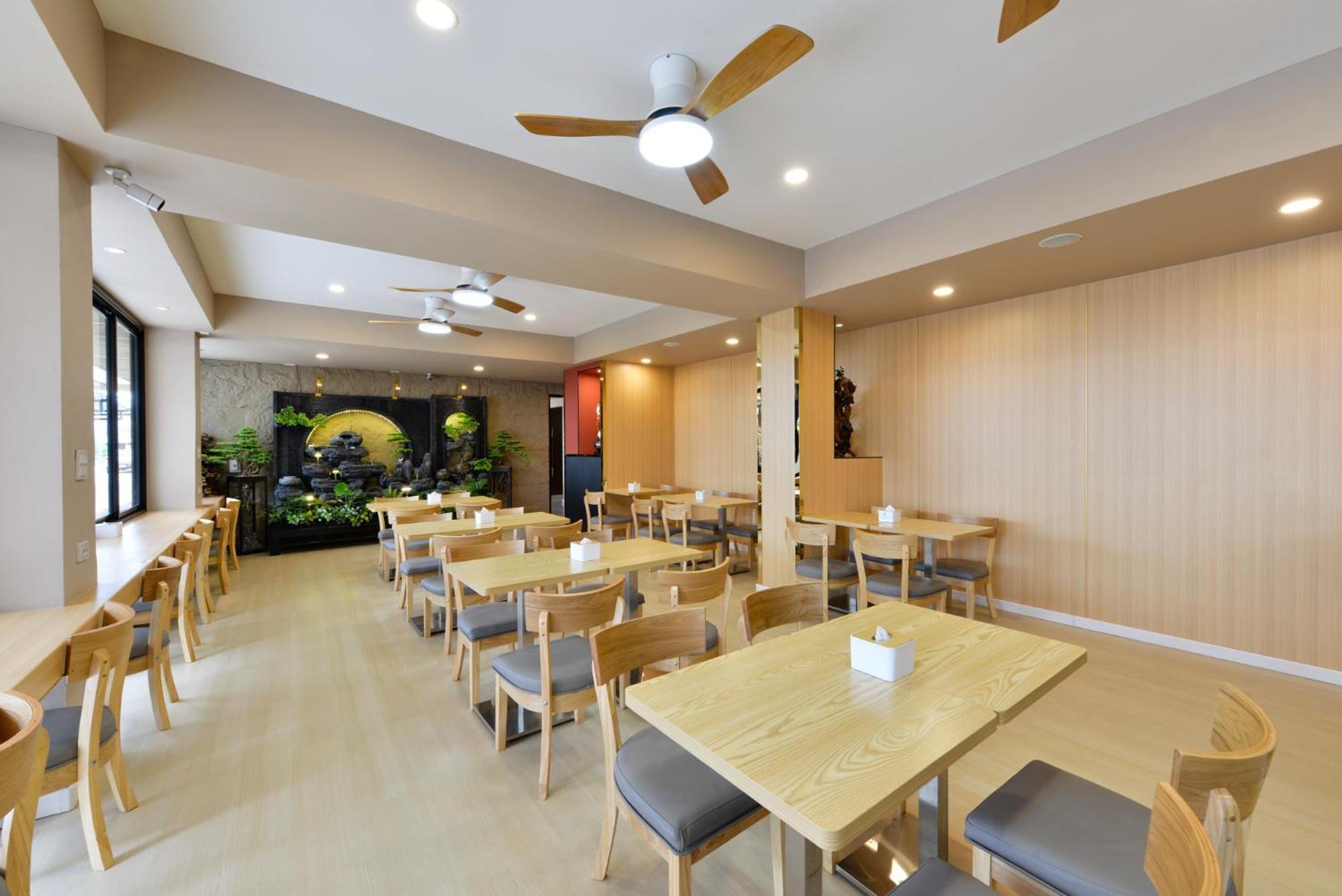Berich Hotel Tak Exterior photo