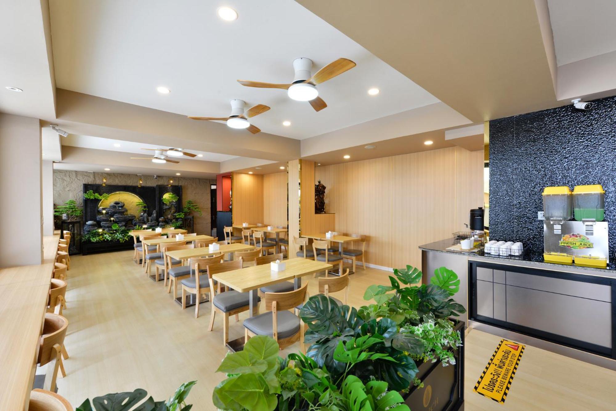 Berich Hotel Tak Exterior photo