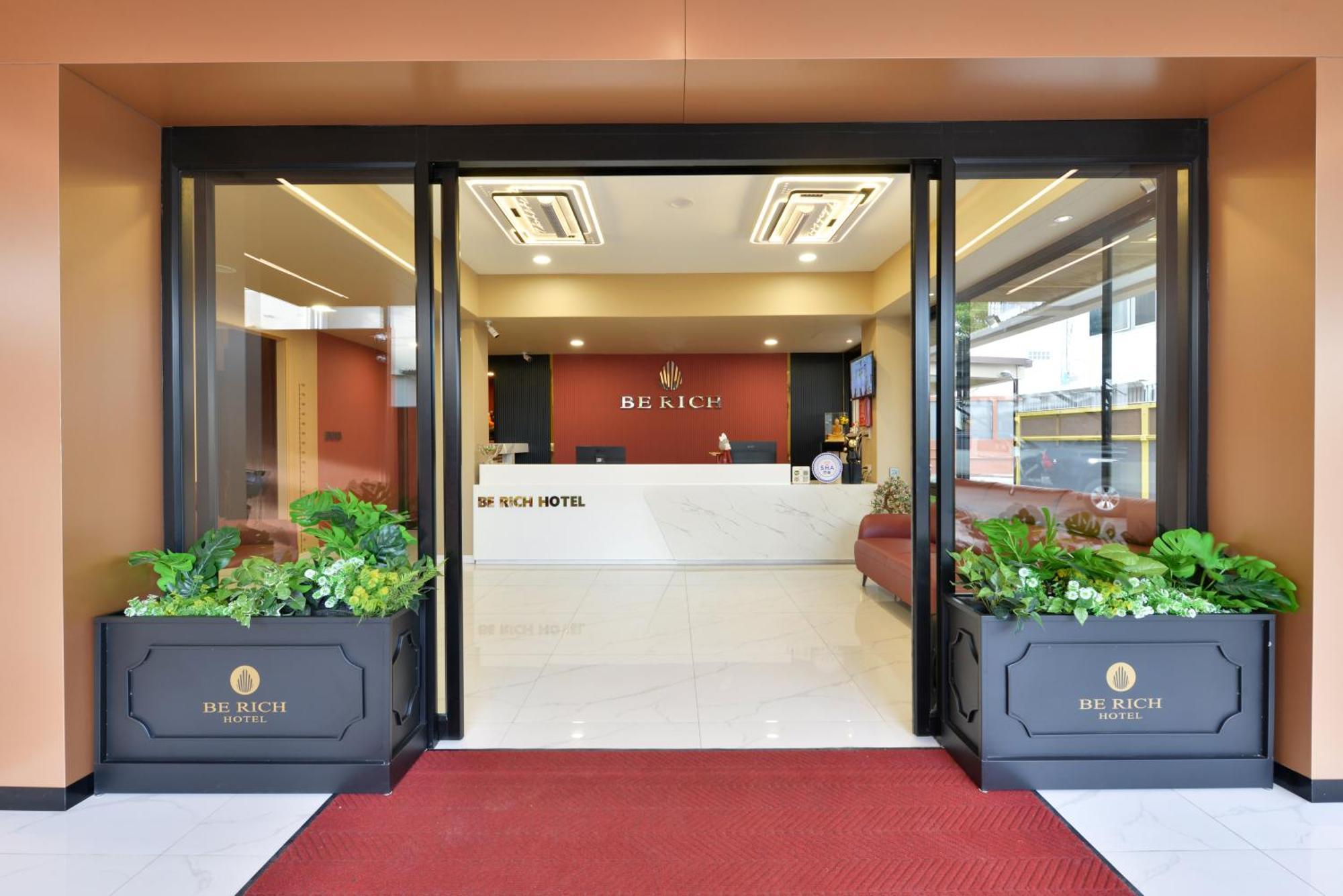 Berich Hotel Tak Exterior photo