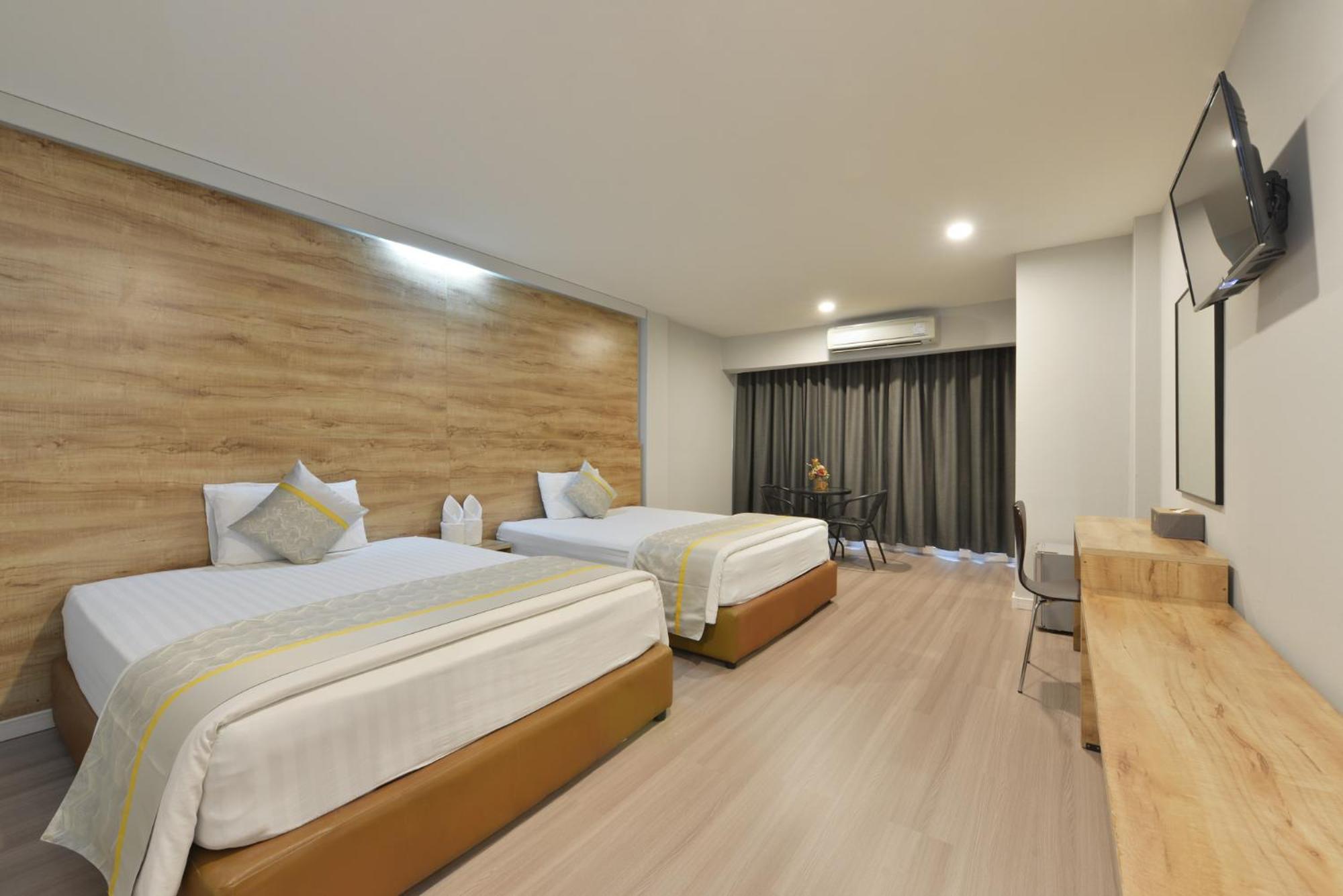 Berich Hotel Tak Exterior photo