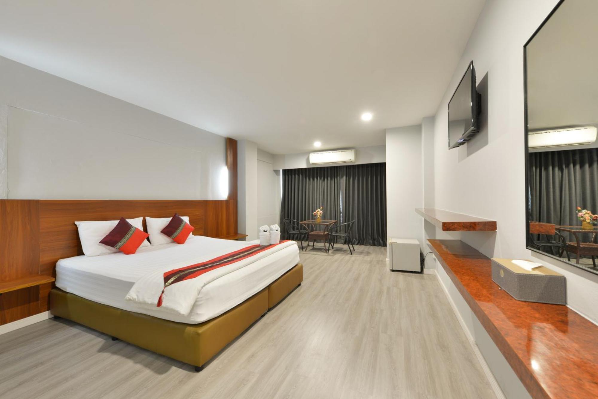 Berich Hotel Tak Exterior photo