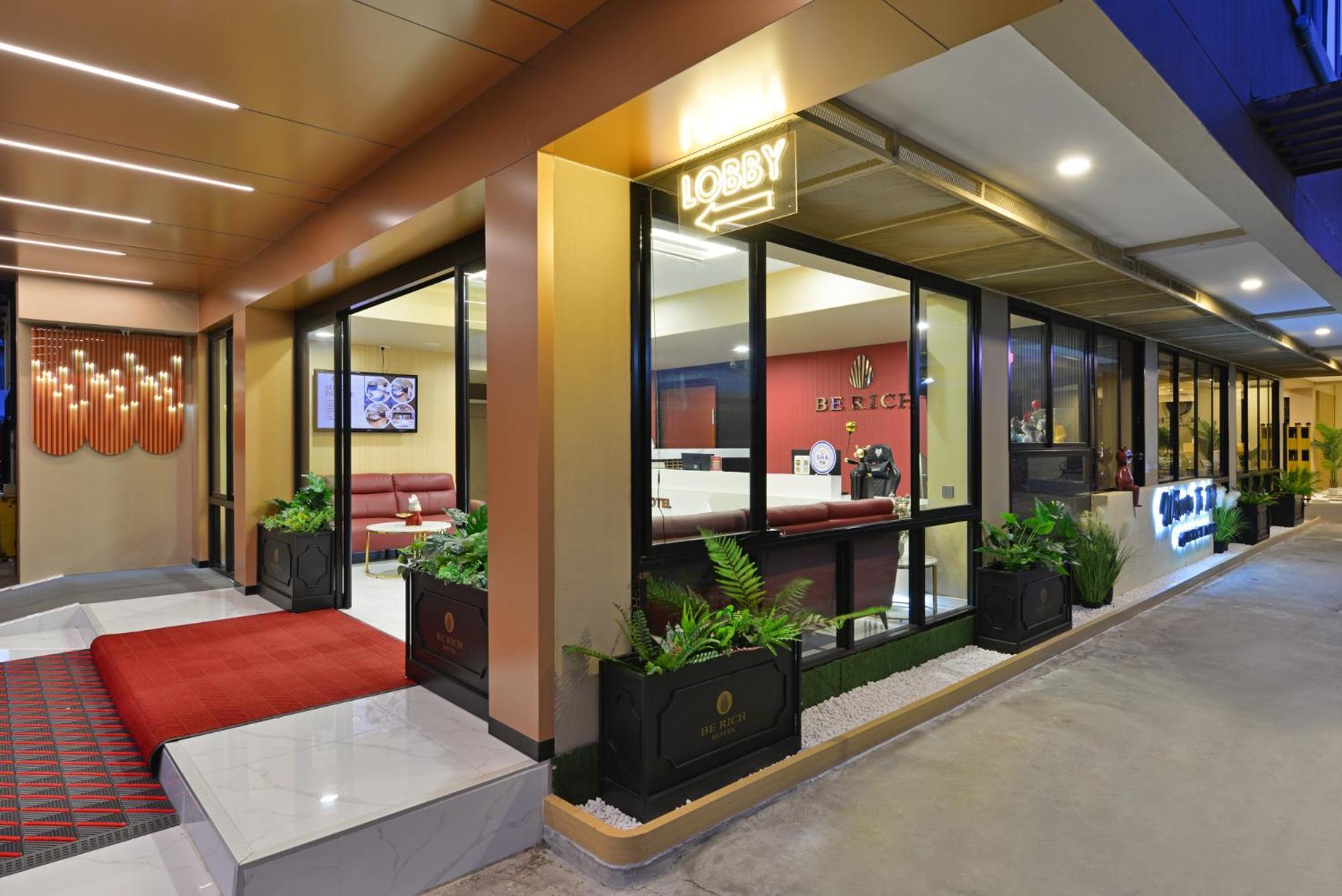 Berich Hotel Tak Exterior photo